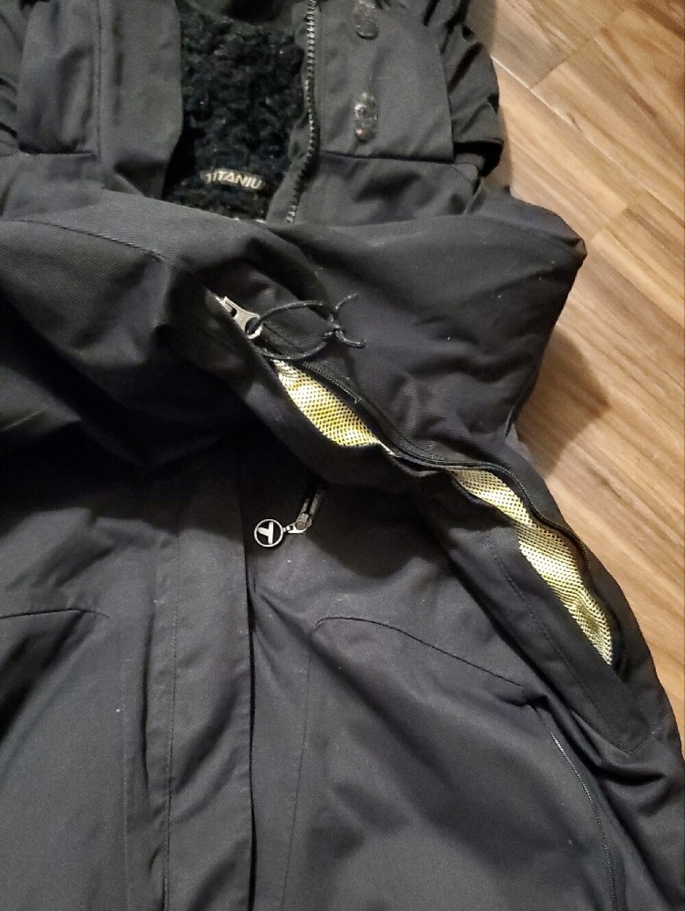 Columbia Vintage Titanium Omni-Tech Black Hooded Ski Jacket with Sleeve Accent - Picture 7 of 16